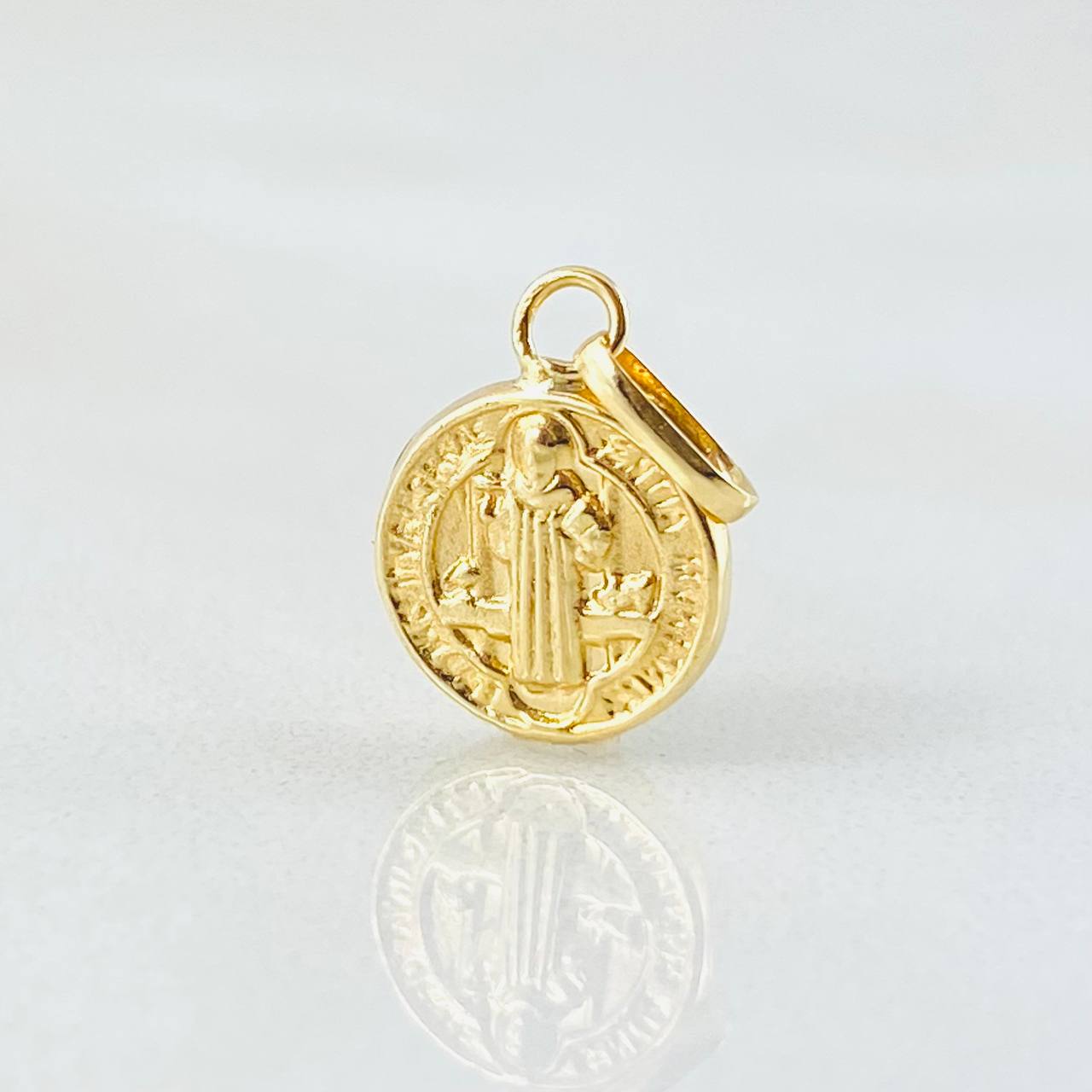 Dije San Benito 0.35gr / 1/2 in / Oro Amarillo 18K ©