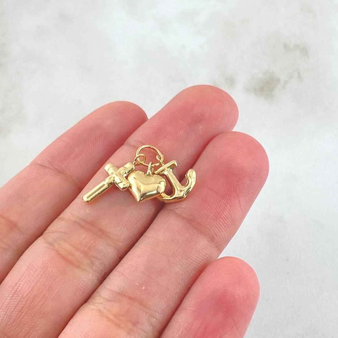 Dije Tres Gracias 0.8gr / 3/4 in / Oro Amarillo 18K