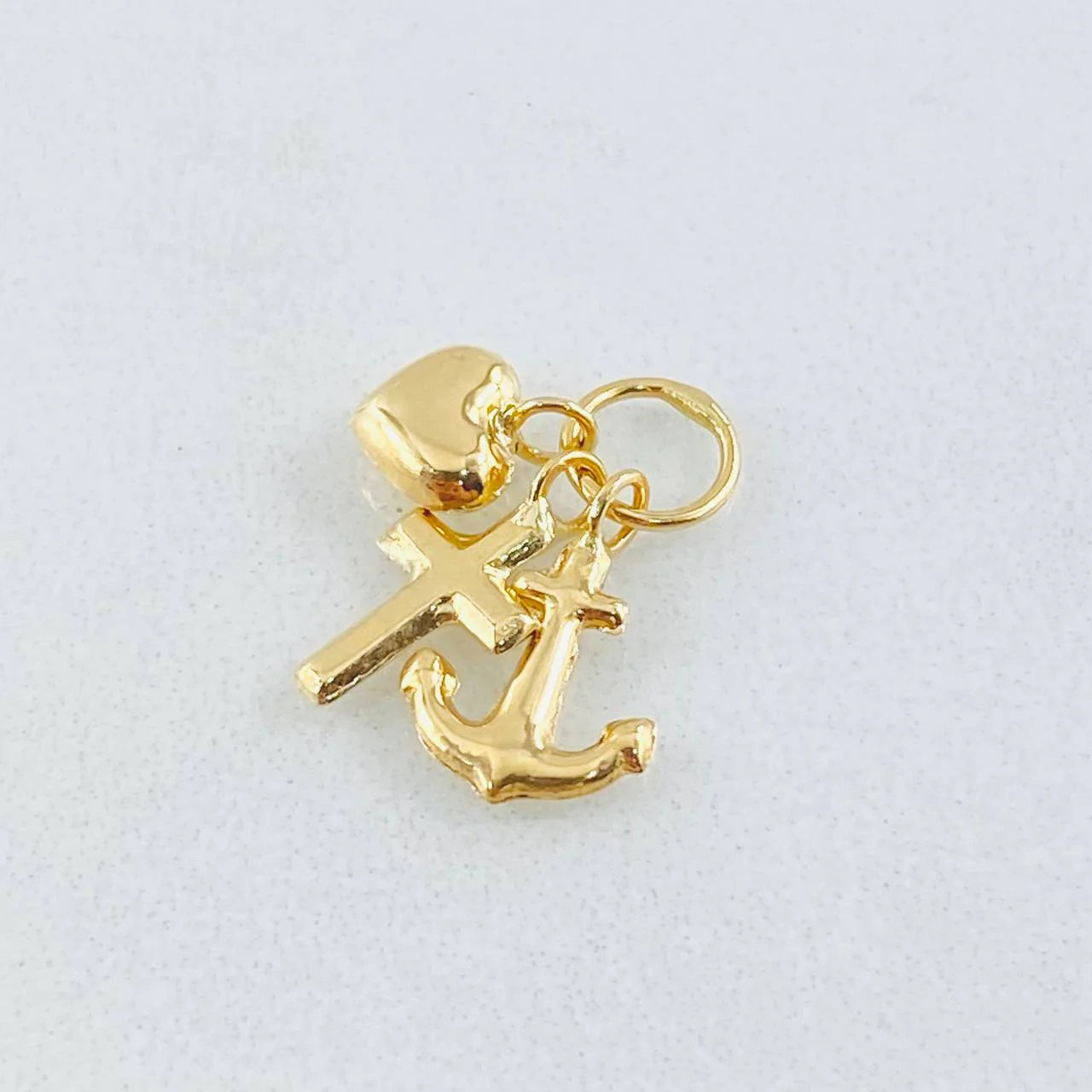 Dije Tres Gracias 0.55 g / 1/2 in Oro Amarillo 18K