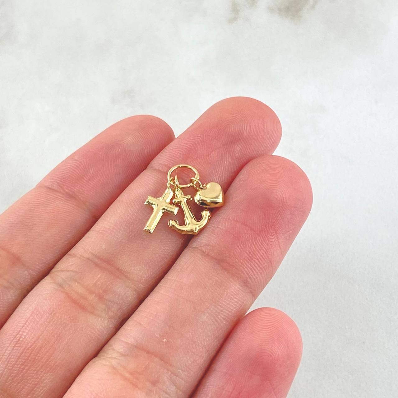 Dije tres Gracias 0.65gr / 1/2 in / Oro Amarillo 18K