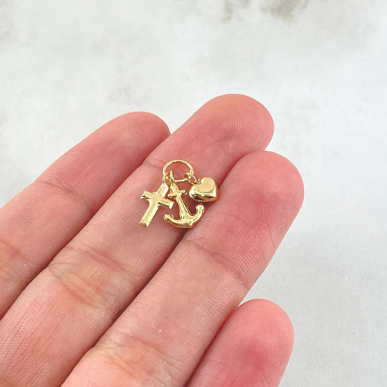 Dije Tres Gracias 0.55 g / 1/2 in Oro Amarillo 18K