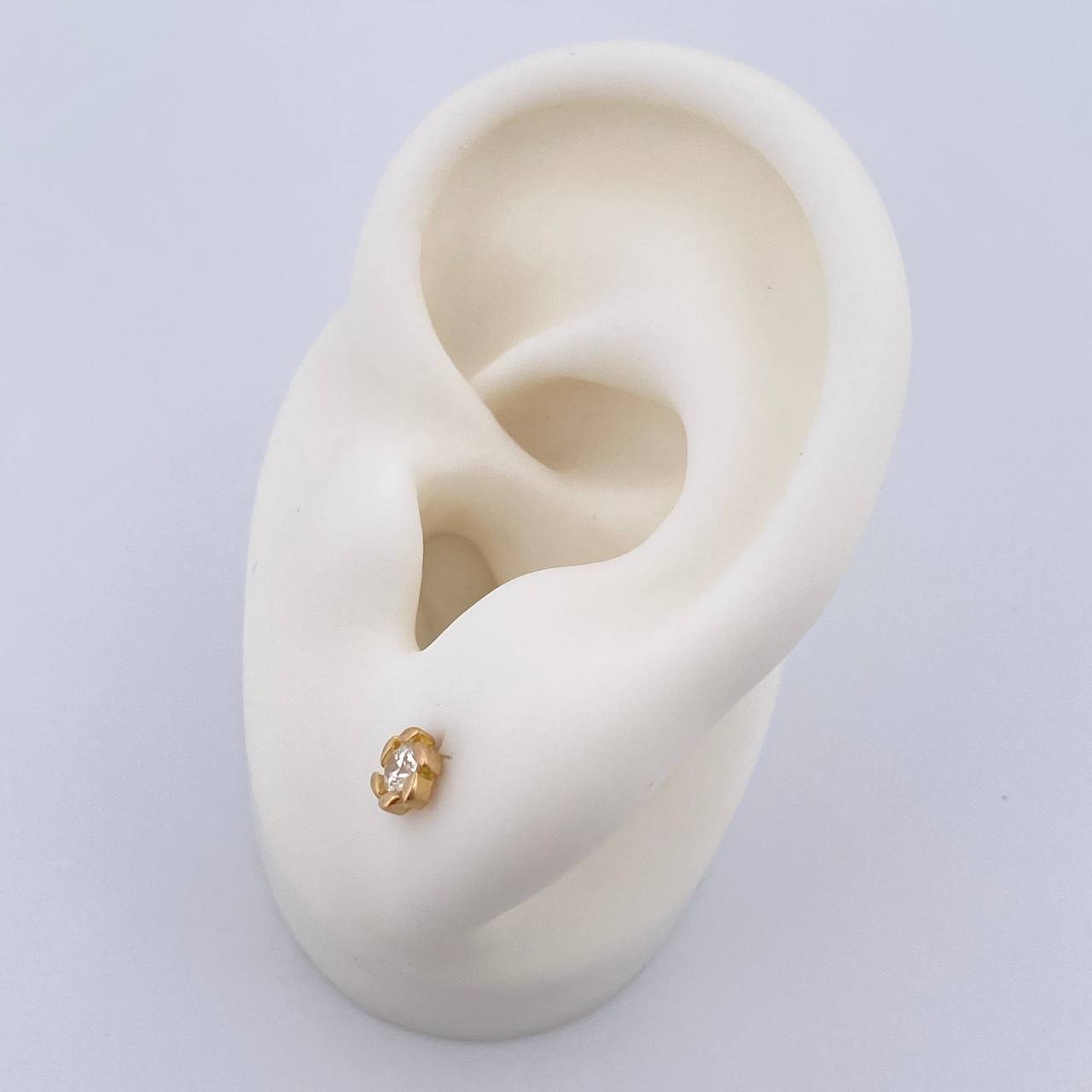 Topos Lirio 0.85gr / Oro Amarillo 18K &