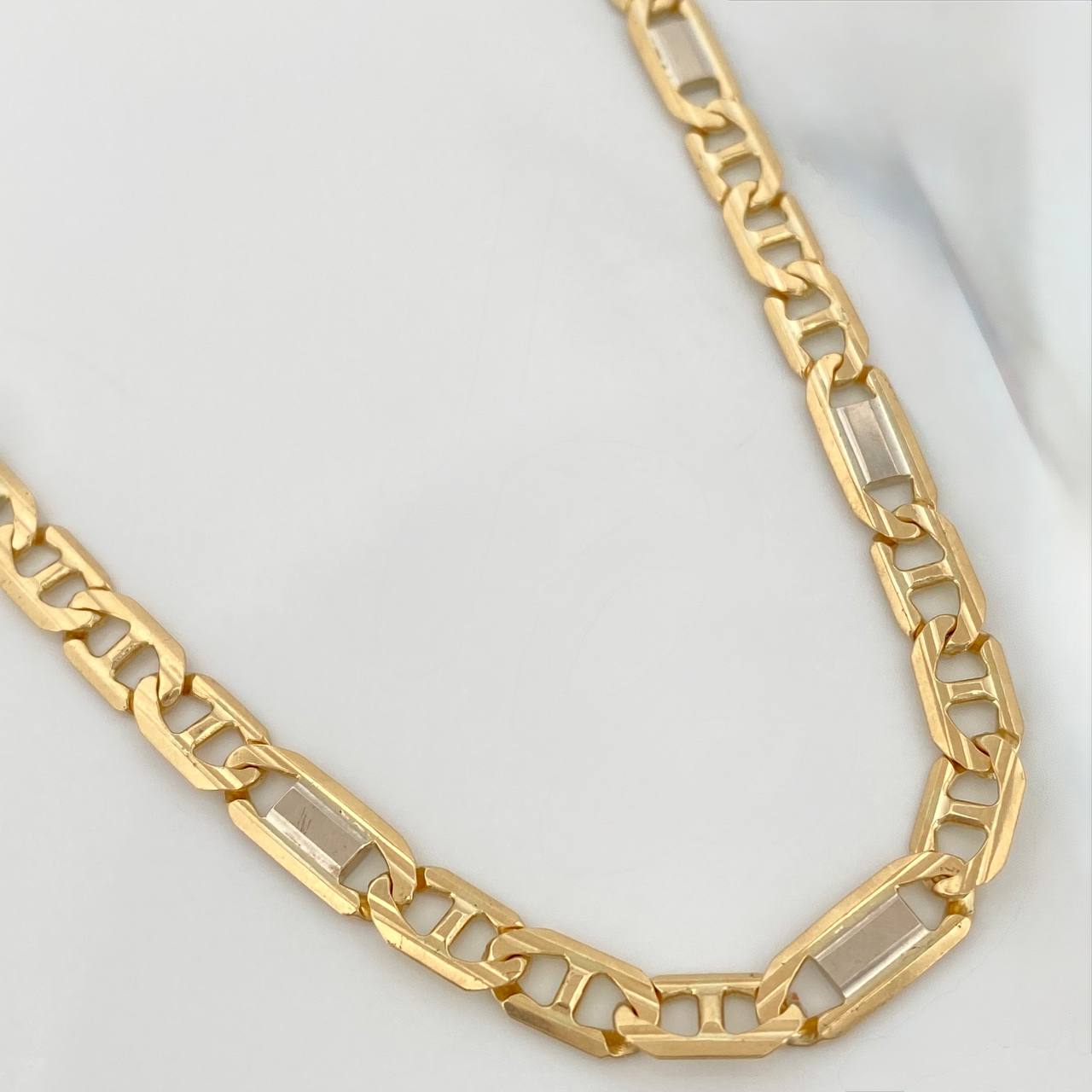 Cadena Figaro Plana 34.3 g / 24 3/4 in / 5 mm Dos Oros Amarillo Blanco 18K