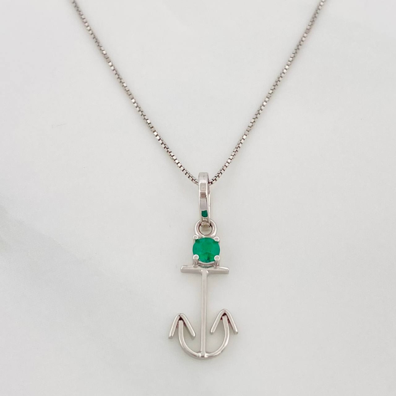 Set Cadena Veneciana + Dije Ancla Esmeralda 0.7pts / 1.5g / 18 in Oro Blanco 18K