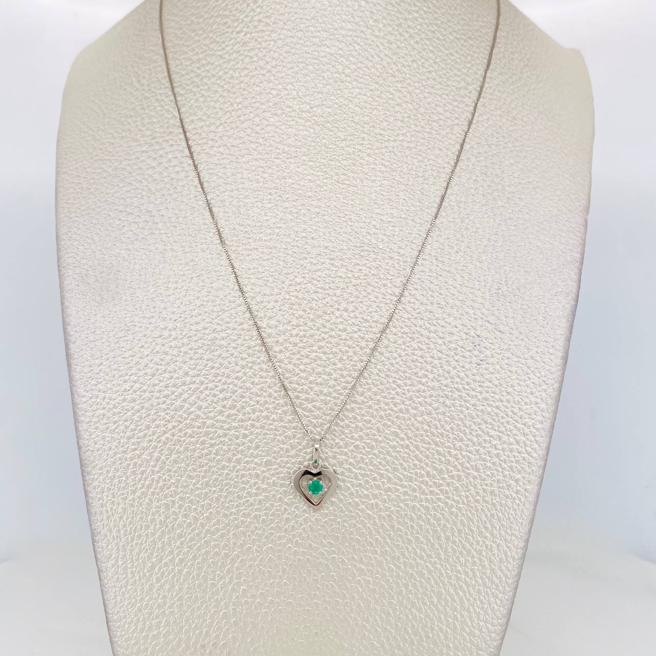 Set Cadena Veneciana + Dije Corazon Esmeralda 0.9pts / 1.5g / 18 in Oro Blanco 18K