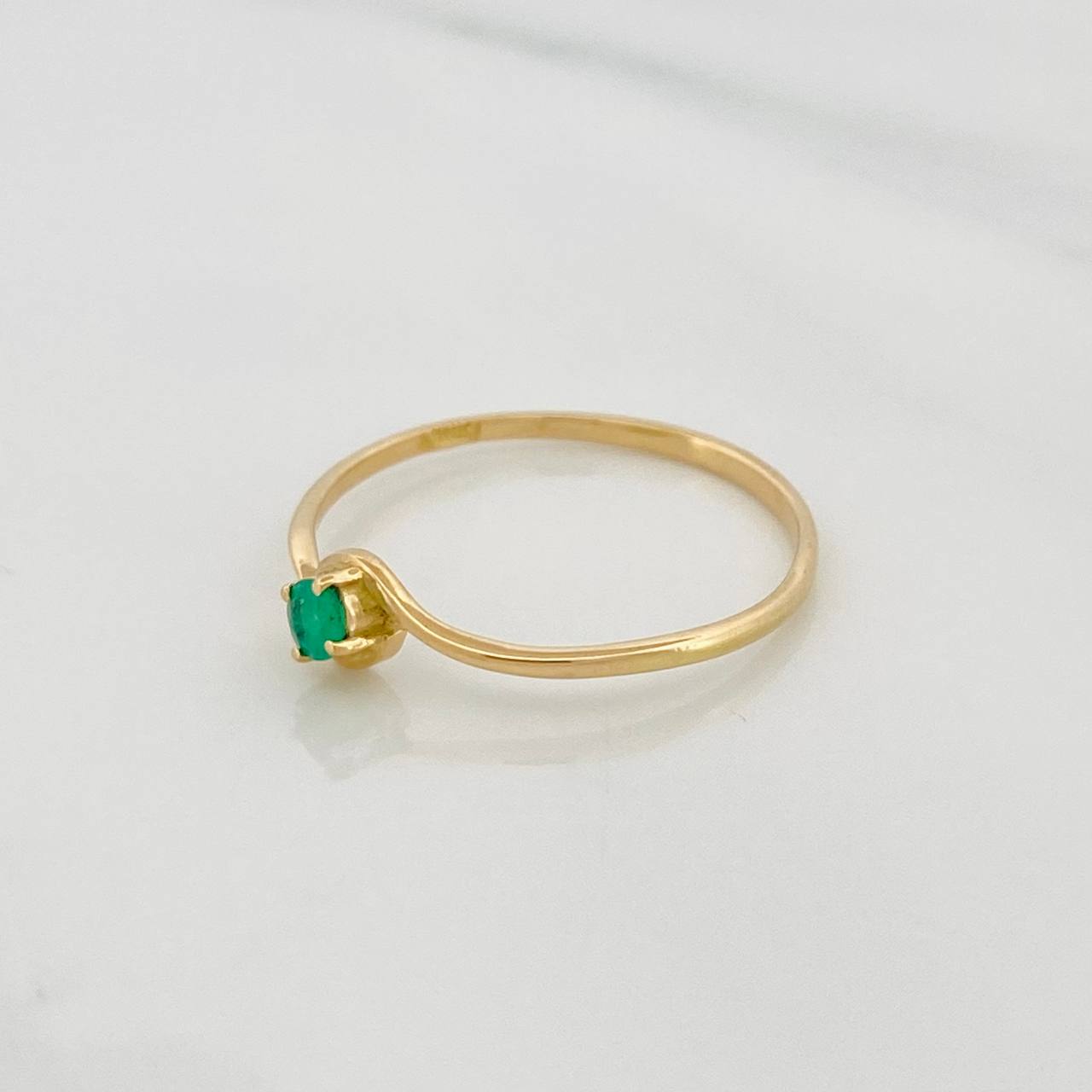Solitaire Ring Emerald 0.9pts 1g / T7 1/2 Yellow Gold 18K