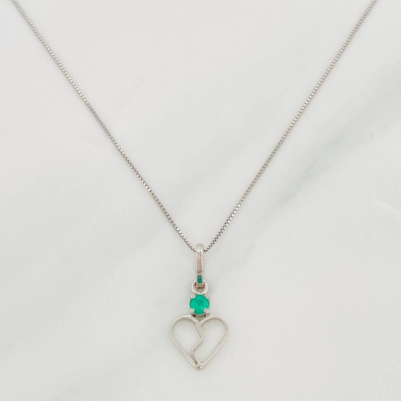 Set Cadena Veneciana + Dije Corazon Partido Esmeralda 0.7pts / 1.45g / 18 in Oro Blanco 18K