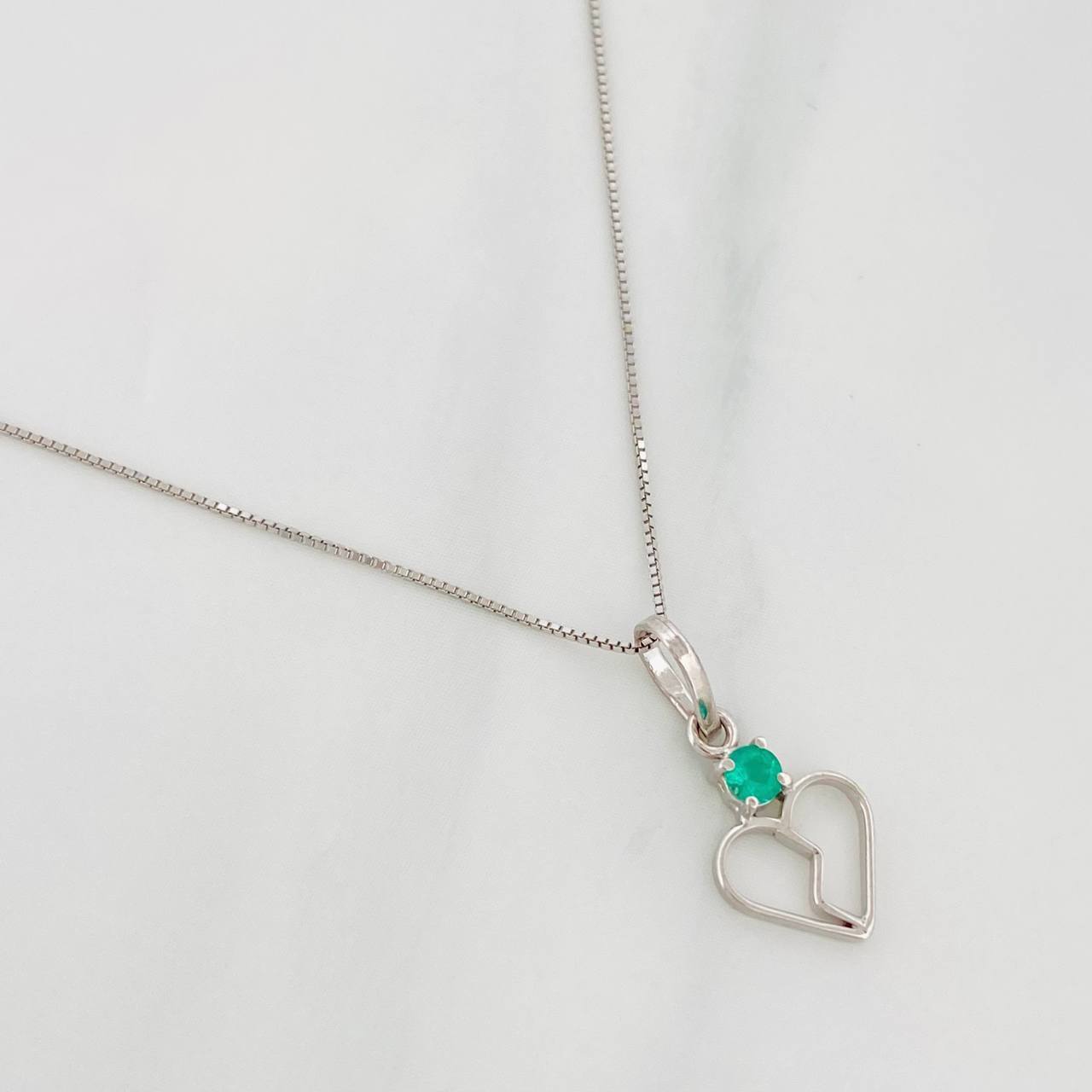 Set Cadena Veneciana + Dije Corazon Partido Esmeralda 0.7pts / 1.45g / 18 in Oro Blanco 18K