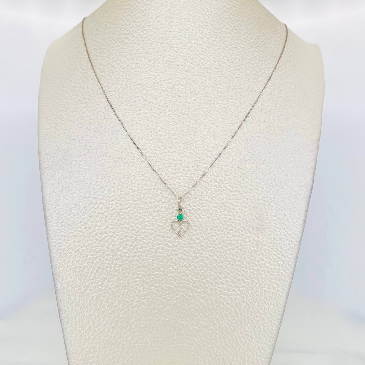 Set Cadena Veneciana + Dije Corazon Partido Esmeralda 0.7pts / 1.45g / 18 in Oro Blanco 18K