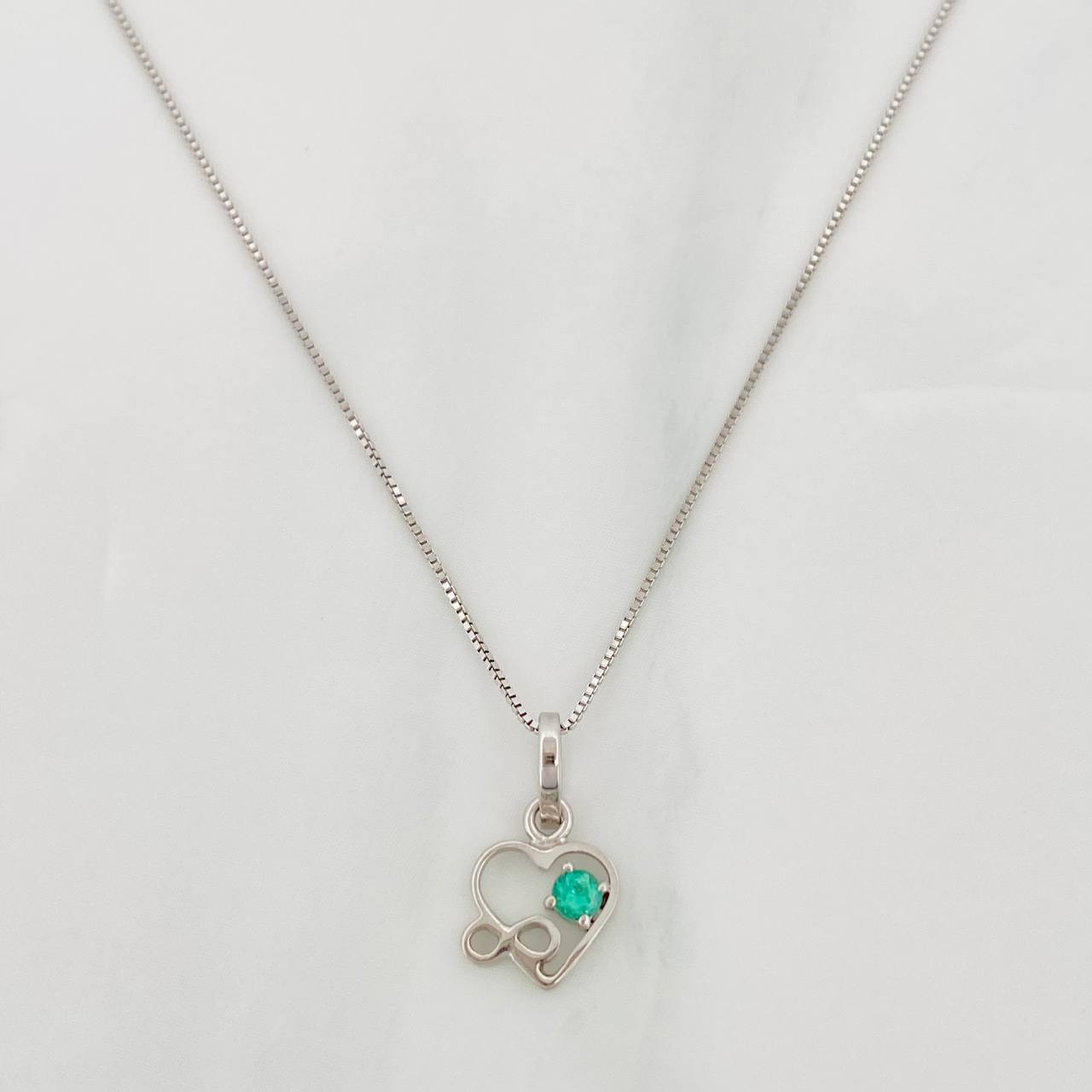 Set Cadena Veneciana + Dije Corazon Infinito Esmeralda 0.5pts / 1.4g / 18 in Oro Blanco 18K
