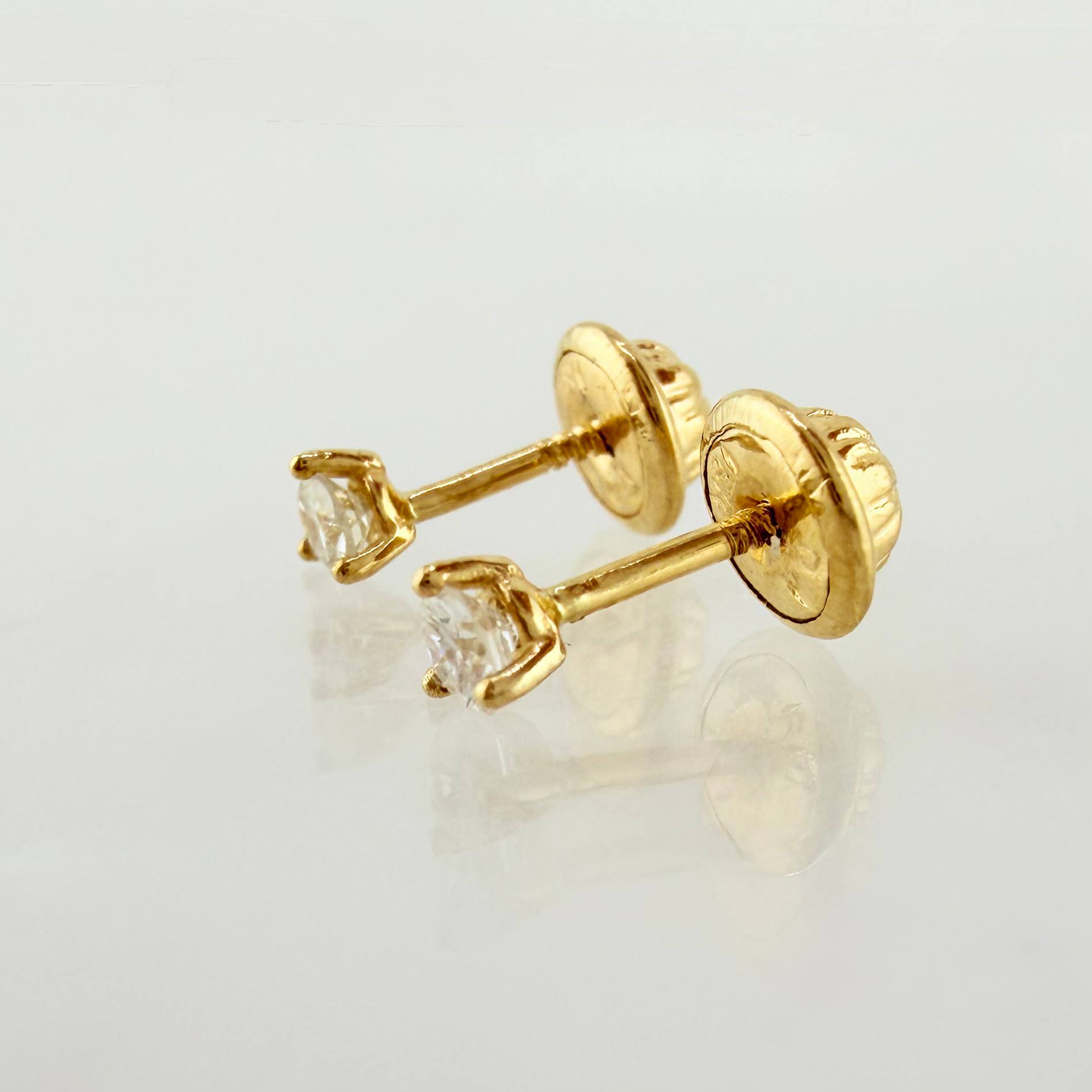 Topos Tres Garras Diamantes 16pts 0.5gr / 3mm Oro Amarillo 18K