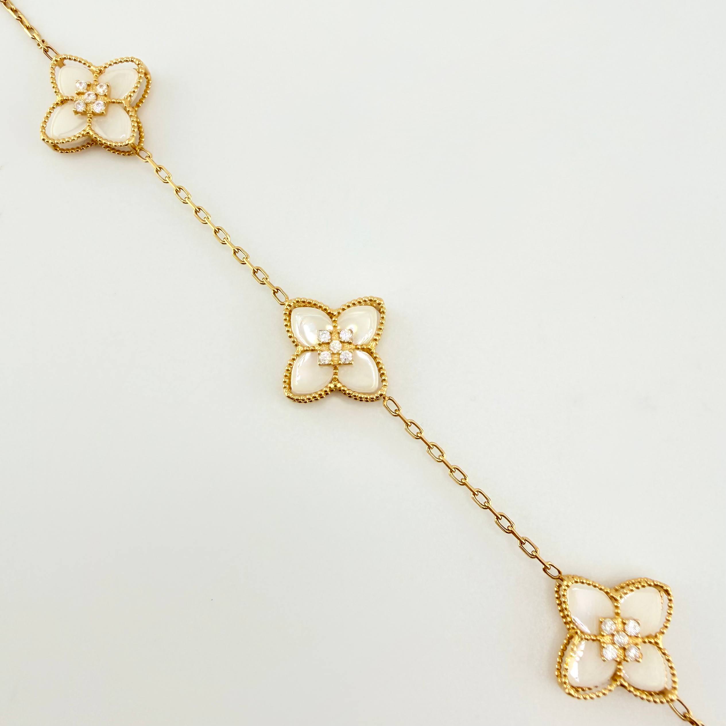 Pulso Aro Seguido Flor Real Nacar Blanco 5.95gr / 7 1/2 in / 14mm Oro Amarillo +4 18K *