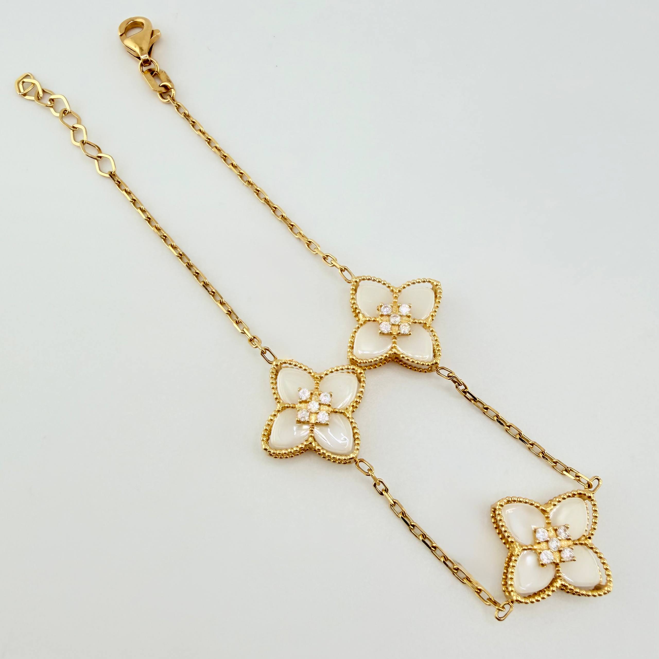 Pulso Aro Seguido Flor Real Nacar Blanco 5.95gr / 7 1/2 in / 14mm Oro Amarillo +4 18K *