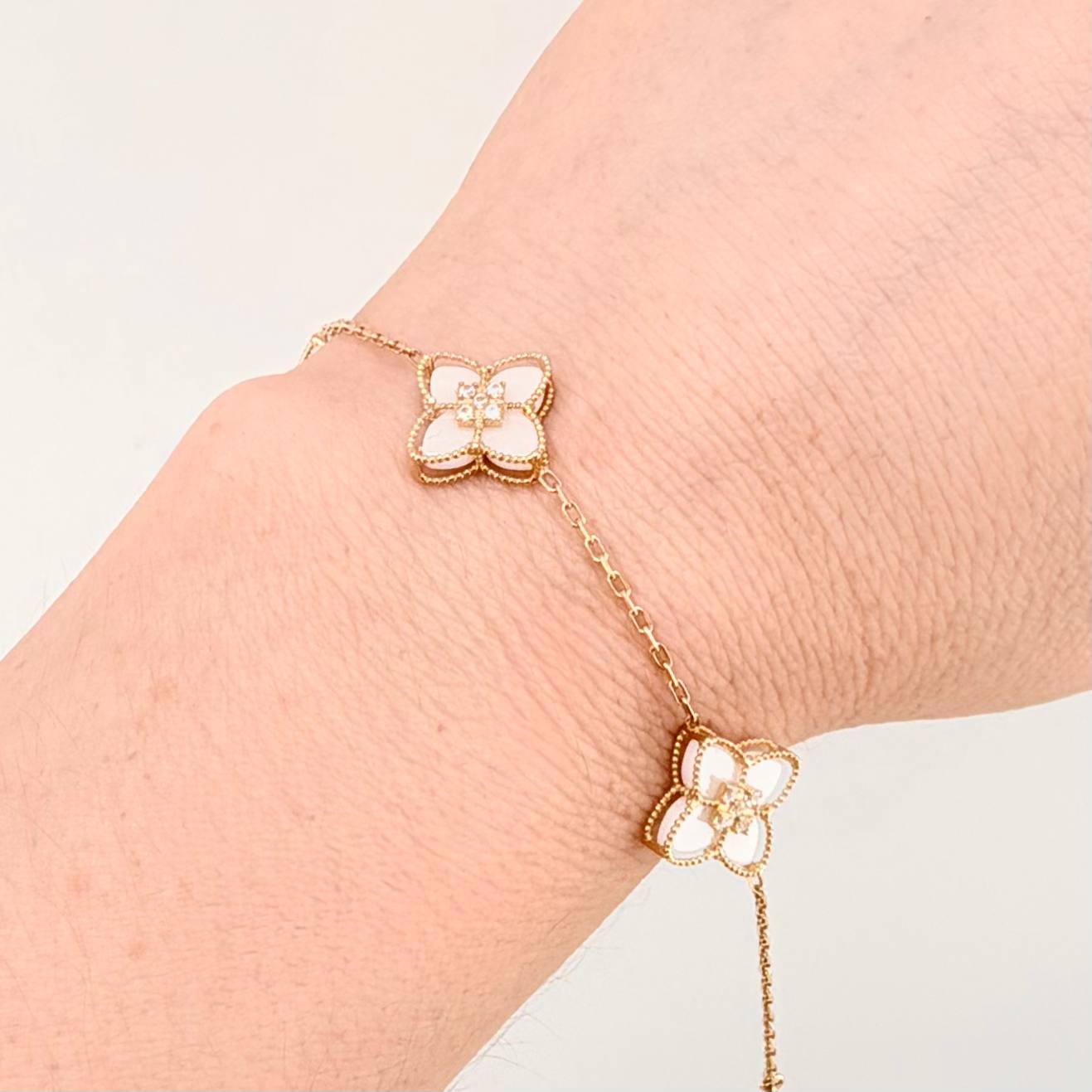 Pulso Aro Seguido Flor Real Nacar Blanco 5.95gr / 7 1/2 in / 14mm Oro Amarillo +4 18K *