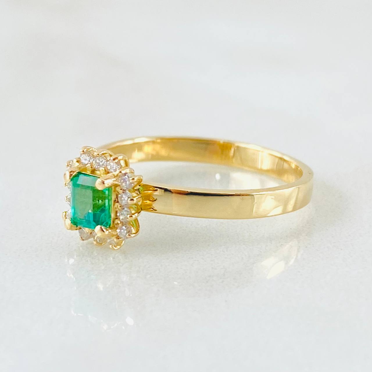 Anillo Solitario Cojin Cuadriculado 2.75gr / T7 / 24pts Diamantes 12pts Esmeralda Oro Amarillo (Joya) ©