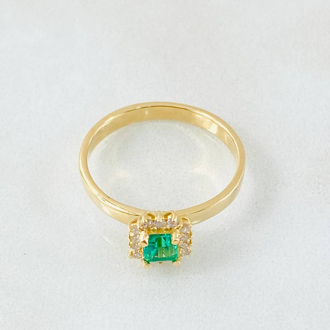 Anillo Solitario Cojin Cuadriculado 2.75gr / T7 / 24pts Diamantes 12pts Esmeralda Oro Amarillo (Joya) ©