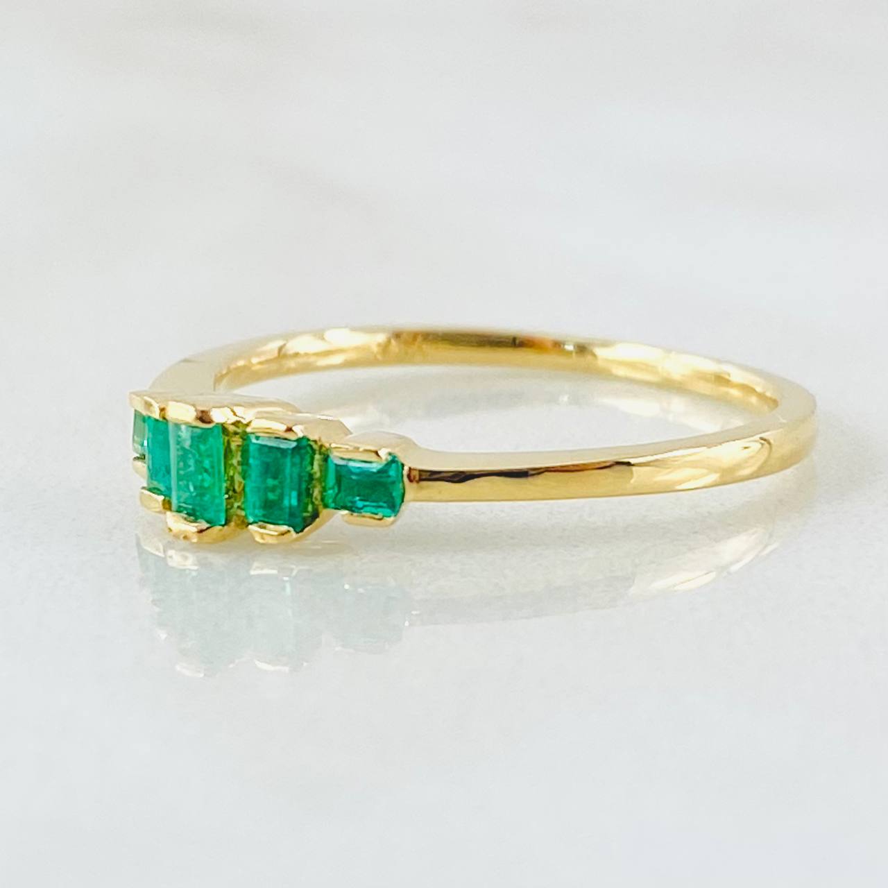 Frozen Staircase Ring 2.5gr / T7 1/2 / 24pts Emeralds Yellow Gold (Jewel) ©