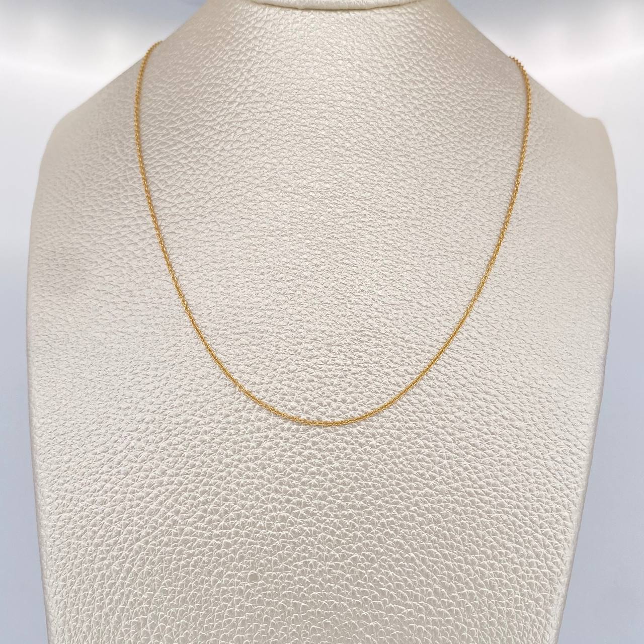 Cadena Aro Seguido 1.3gr / 18 in / 0.9mm Oro Amarillo +3 18K $