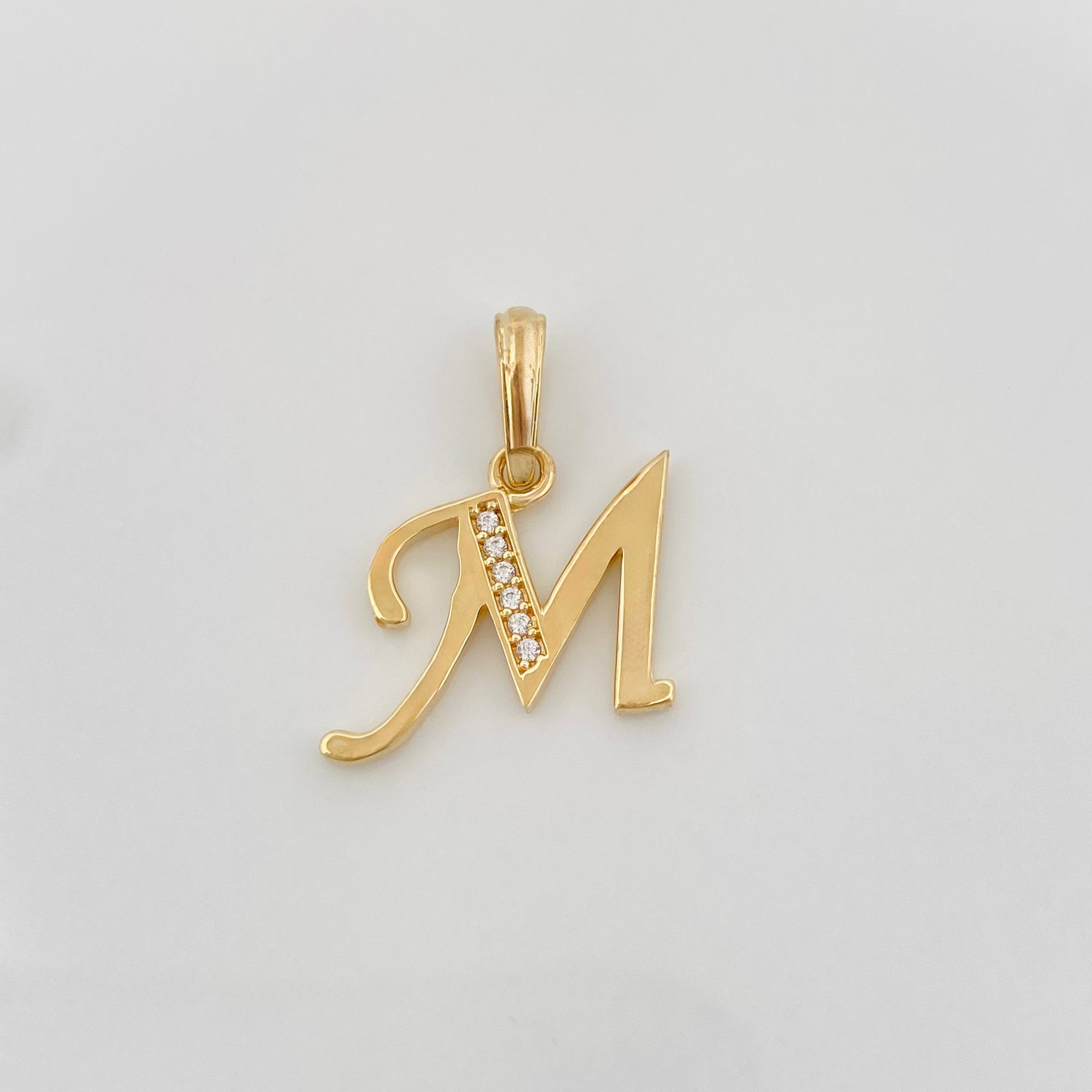 Dije Letra M 1.3 g / 3/4 in Oro Amarillo 18K