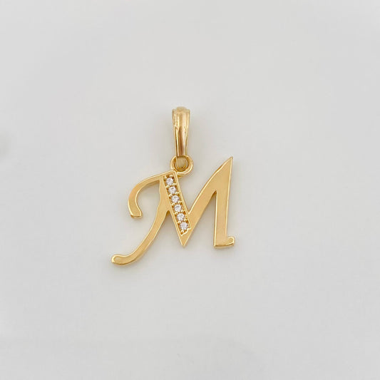 Dije Letra M 1.3 g / 3/4 in Oro Amarillo 18K