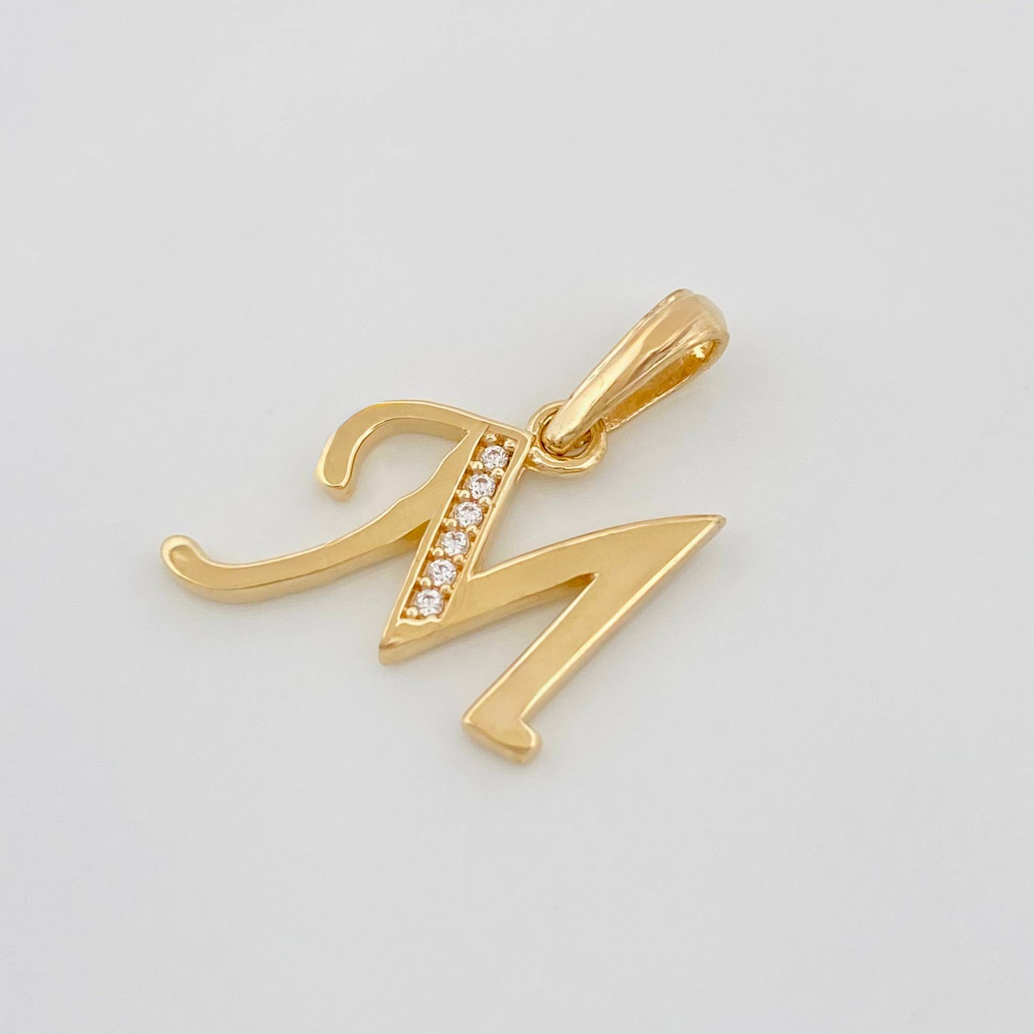 Dije Letra M 1.3 g / 3/4 in Oro Amarillo 18K