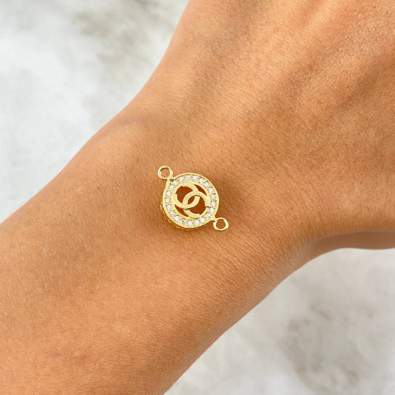 Charm Circle Wave Cross 1.25gr / 1.6cm / White Zircons Yellow Gold