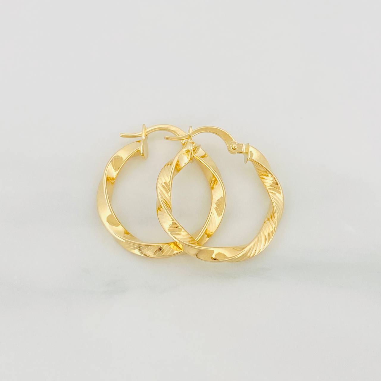 Candongas Kari Rayada 1.9g / 1 in Oro Amarillo 18K