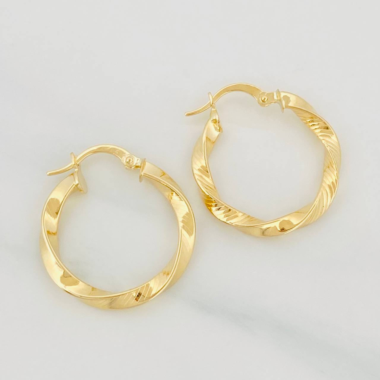 Candongas Kari Rayada 1.9g / 1 in Oro Amarillo 18K