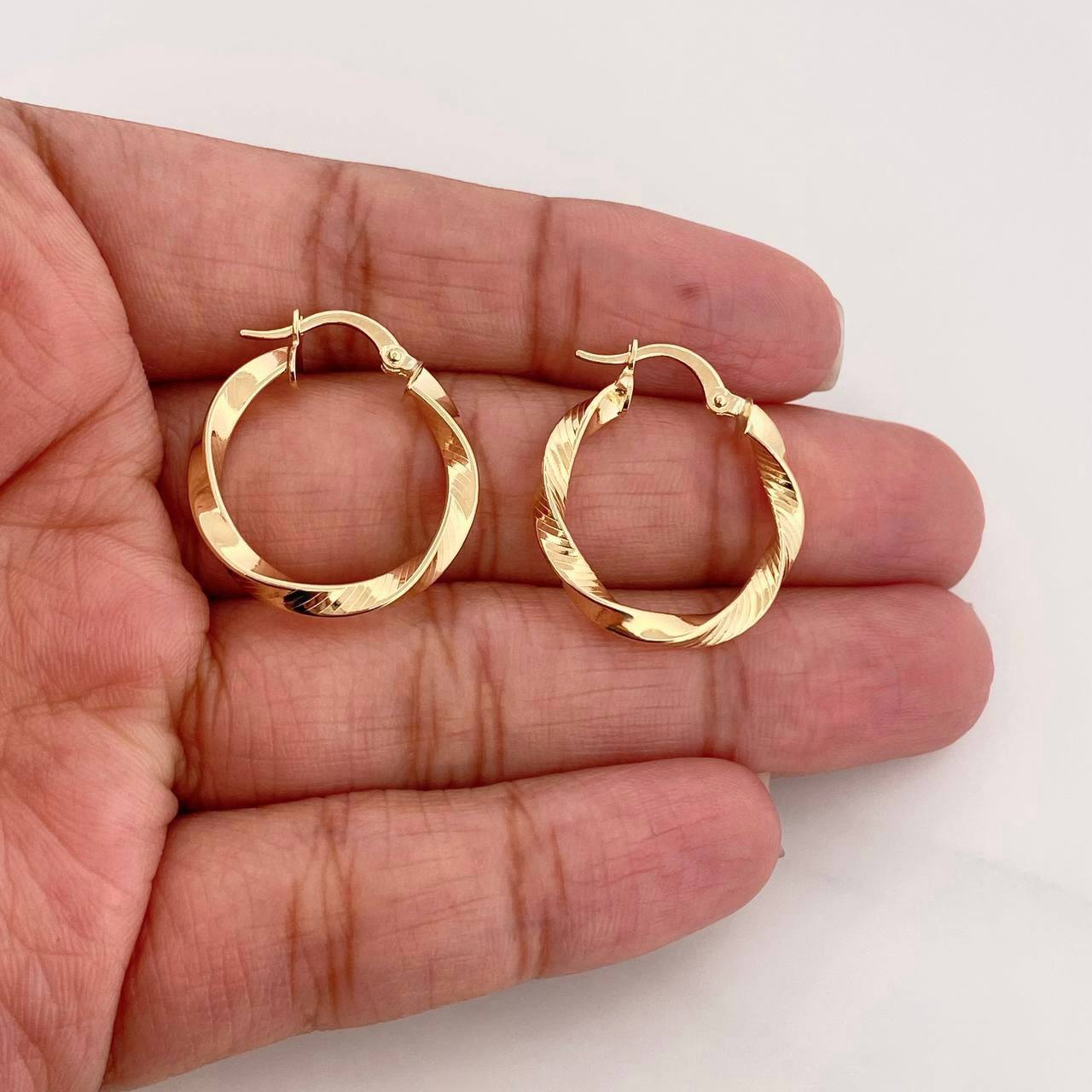 Candongas Kari Rayada 1.9g / 1 in Oro Amarillo 18K