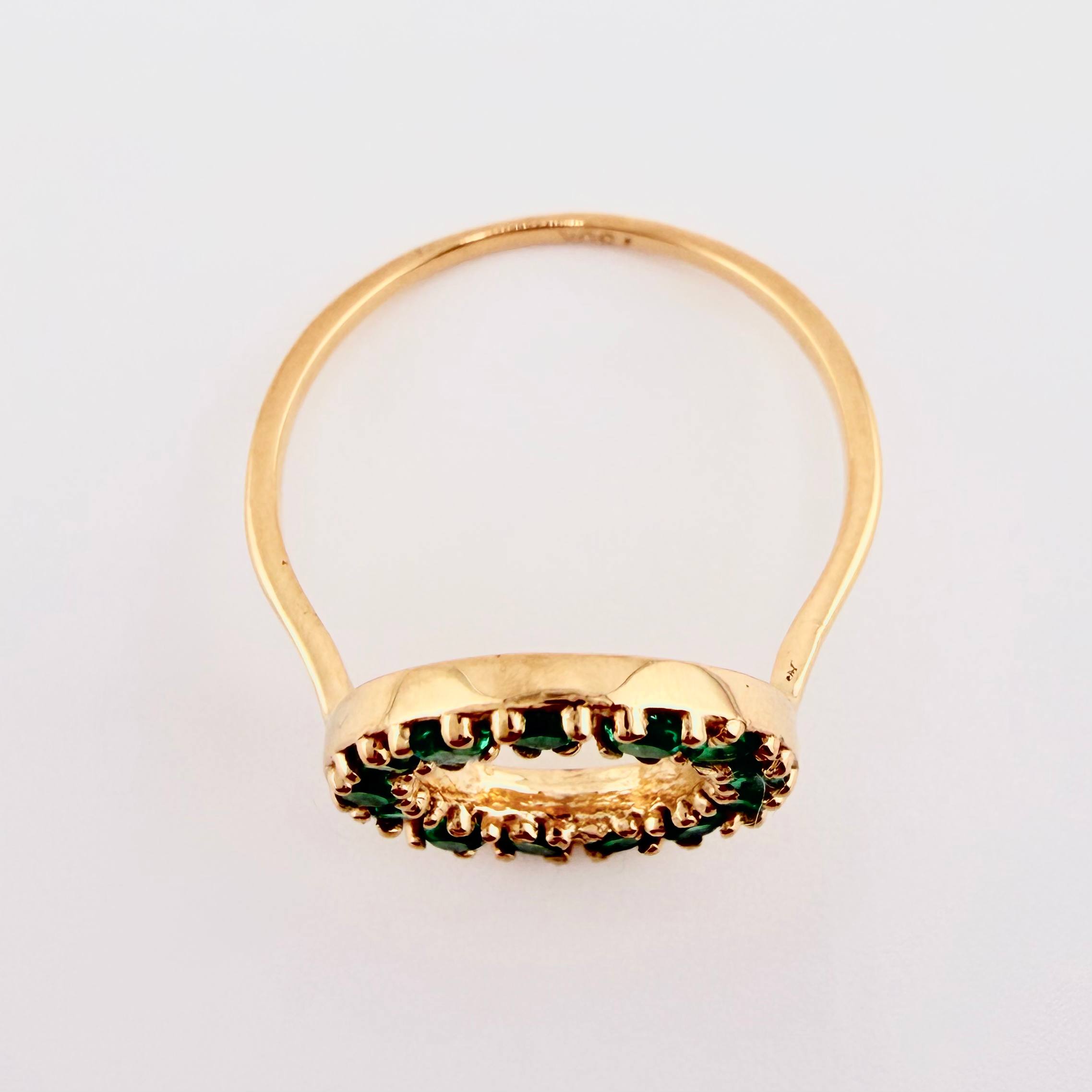 Anillo Circulo Silueta Esmeraldas 32pts 1.85gr / T5 1/4 / Oro Amarillo 18K *