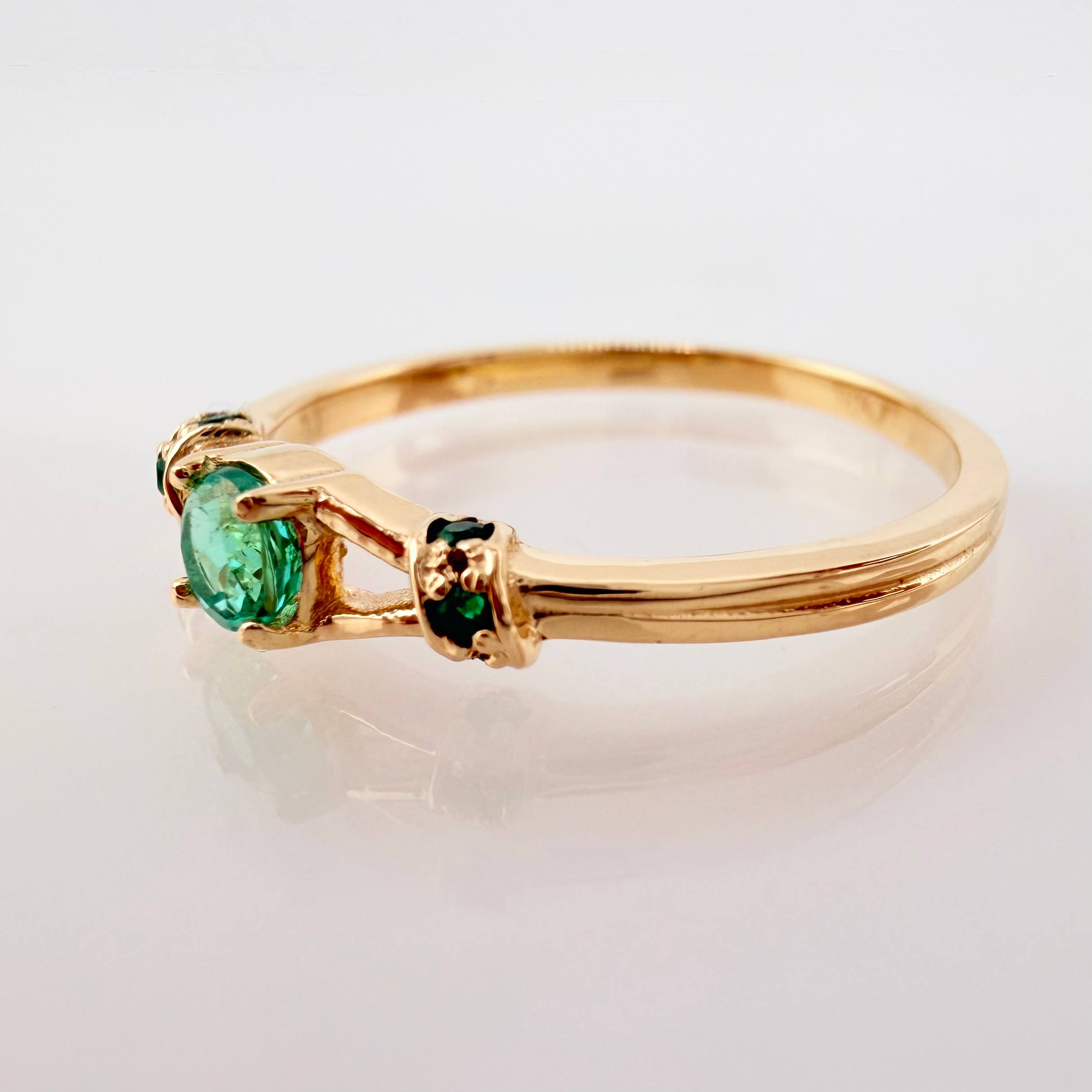 Anillo Vertices Ampliadas Esmeraldas 29pts 2gr / T7 / Oro Amarillo 18K *