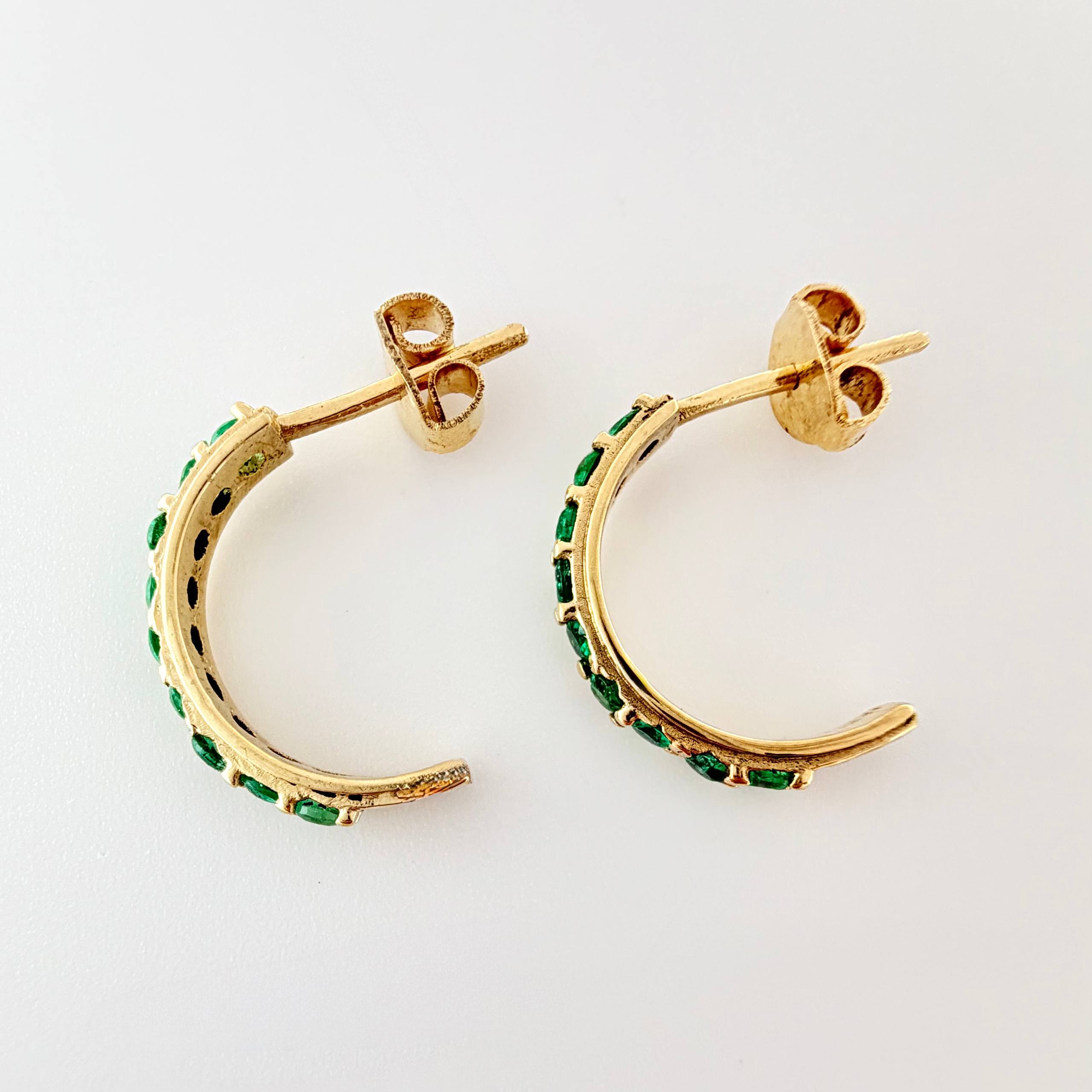 Topos Media Luna Esmeraldas 70pts 2.35gr / 3/4 in / Oro Amarillo 18K *