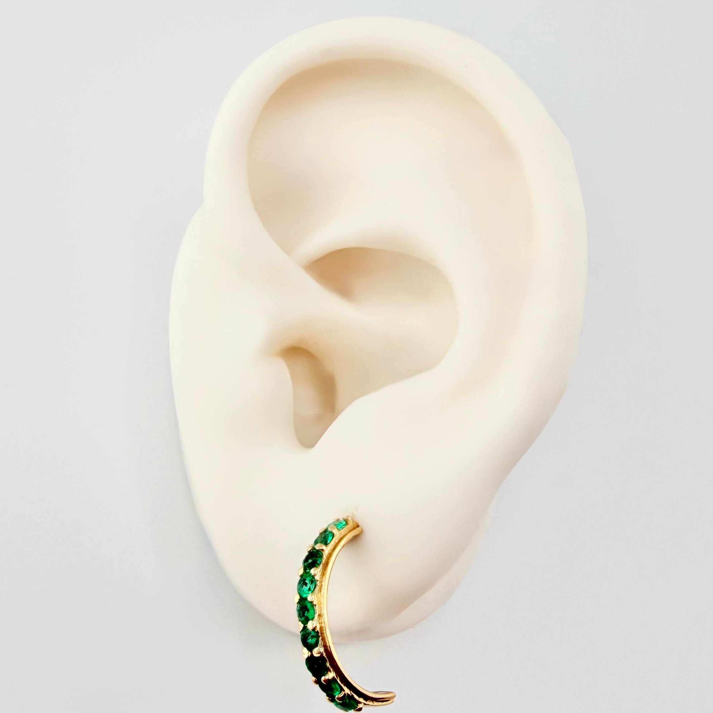 Topos Media Luna Esmeraldas 70pts 2.35gr / 3/4 in / Oro Amarillo 18K *