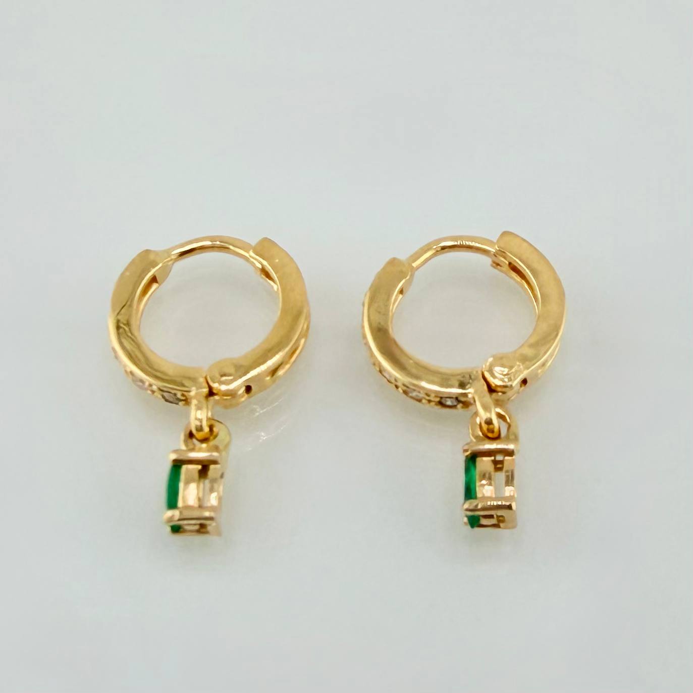 Candongas Rectangulos Colgantes Esmeraldas 30pts Diamantes 18pts 2.5gr / 3/4 in / Oro Amarillo 18K *