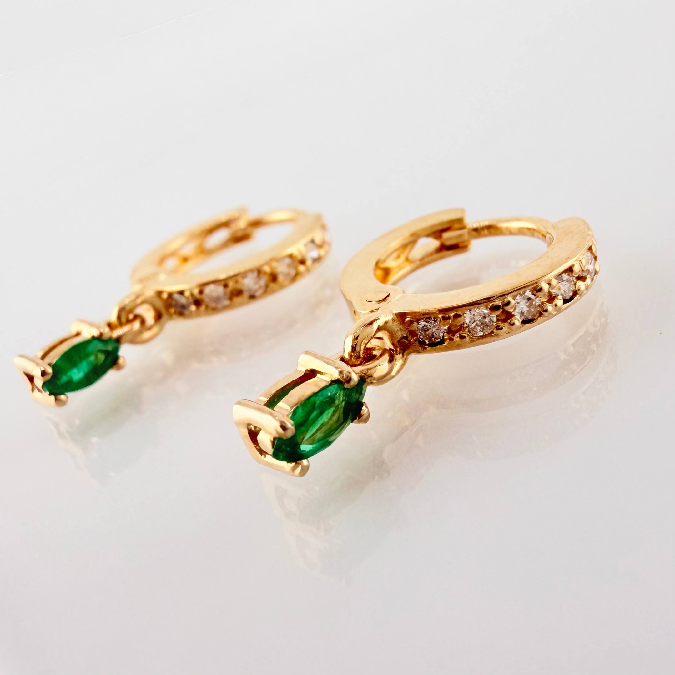 Candongas Rectangulos Colgantes Esmeraldas 30pts Diamantes 18pts 2.5gr / 3/4 in / Oro Amarillo 18K *