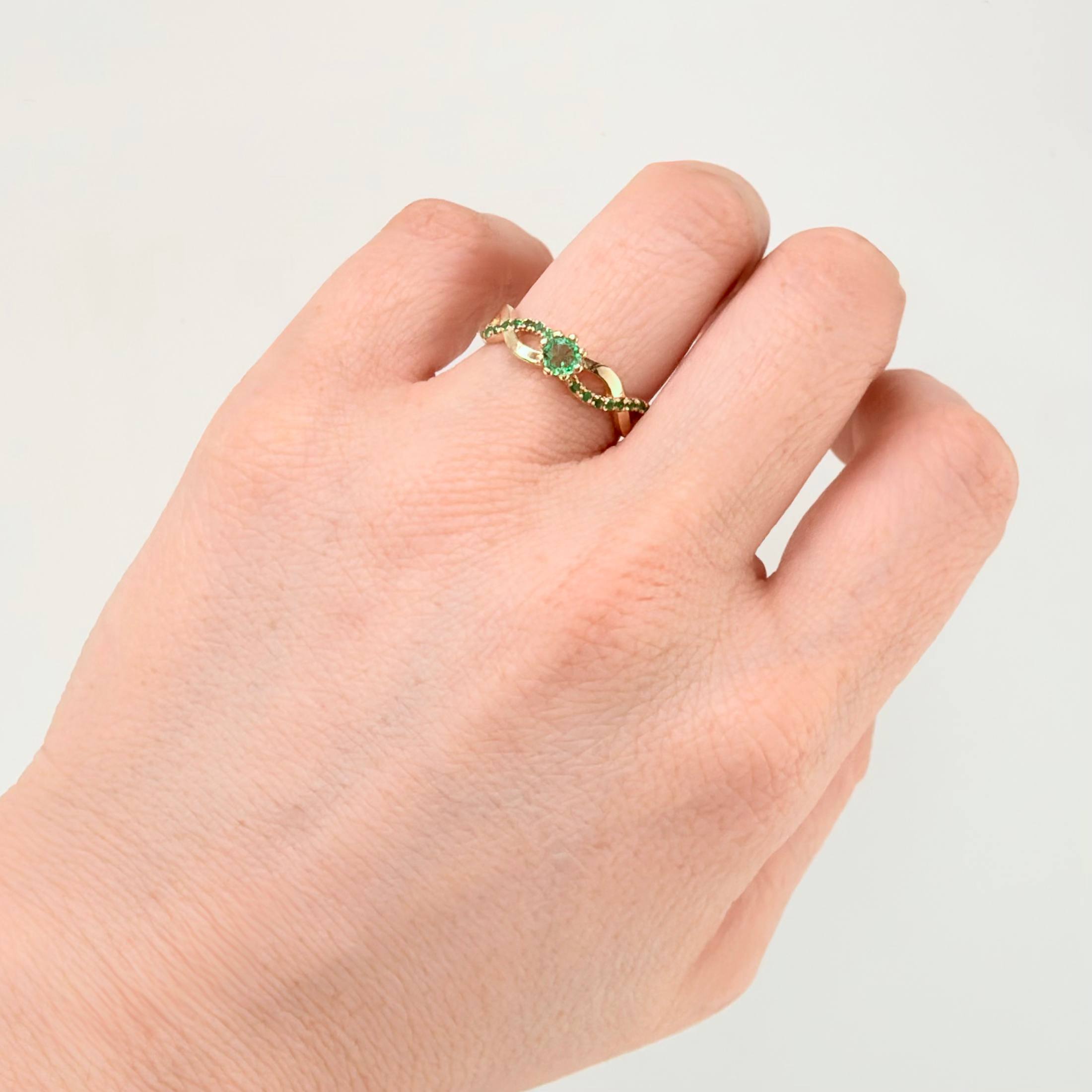 Anillo Solitario Infinito Imperial Esmeraldas 5pts 2.95gr / T7 1/4 / Oro Amarillo 18K *