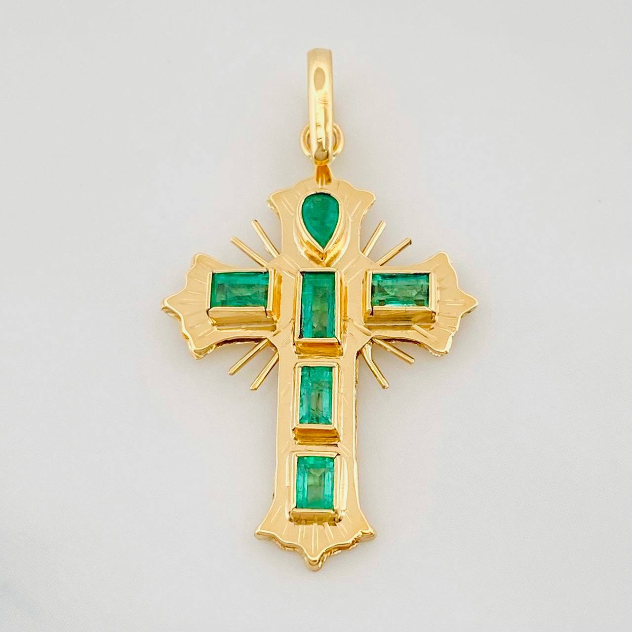 Dije Cruz Plana Esmeraldas 75pts 2.1g / 1 1/4 in Oro Amarillo 18K