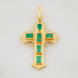 Dije Cruz Plana Esmeraldas 75pts 2.1g / 1 1/4 in Oro Amarillo 18K
