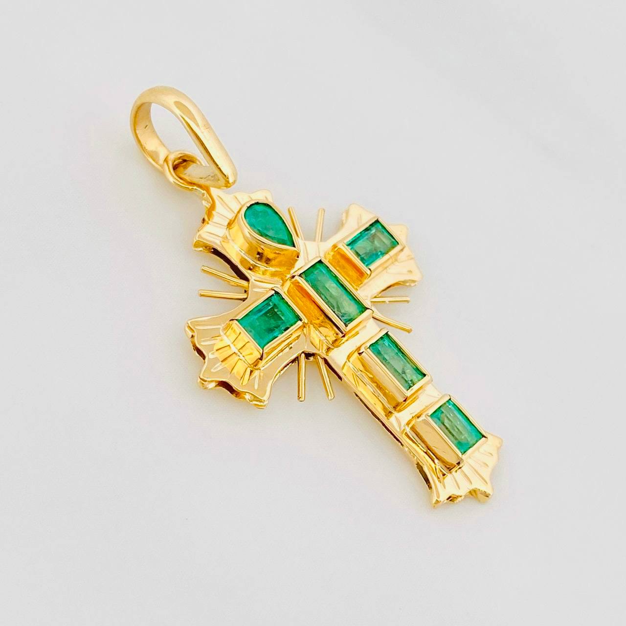 Dije Cruz Plana Esmeraldas 75pts 2.1g / 1 1/4 in Oro Amarillo 18K