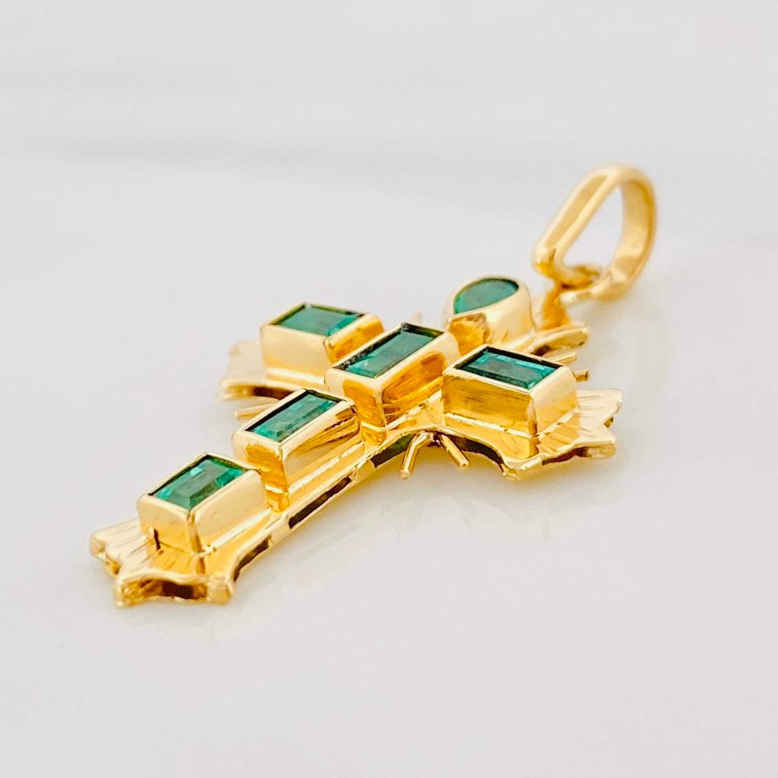 Dije Cruz Plana Esmeraldas 75pts 2.1g / 1 1/4 in Oro Amarillo 18K