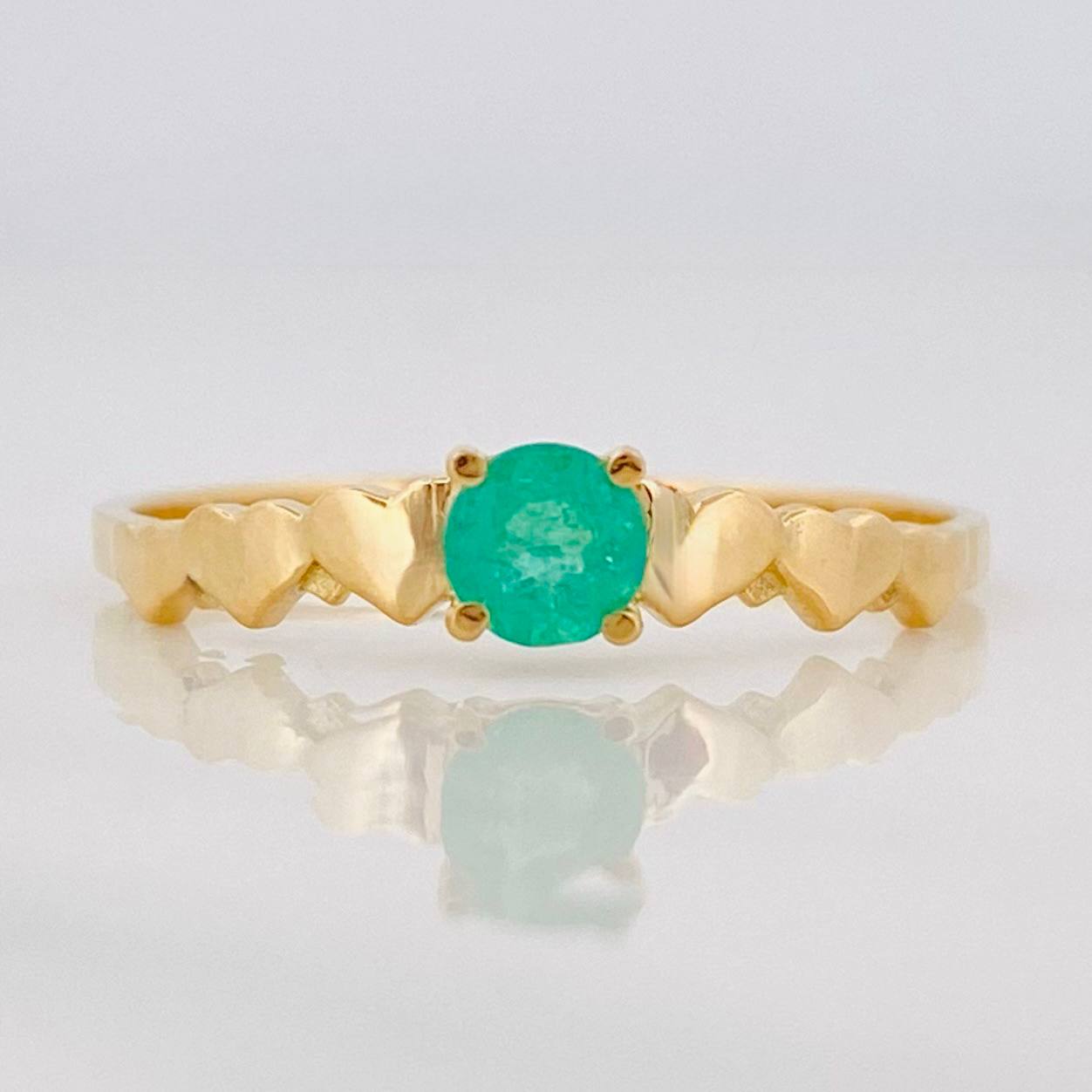 Anillo Corazones Esmeralda 22pts 1.35g / T7 Oro Amarillo 18K