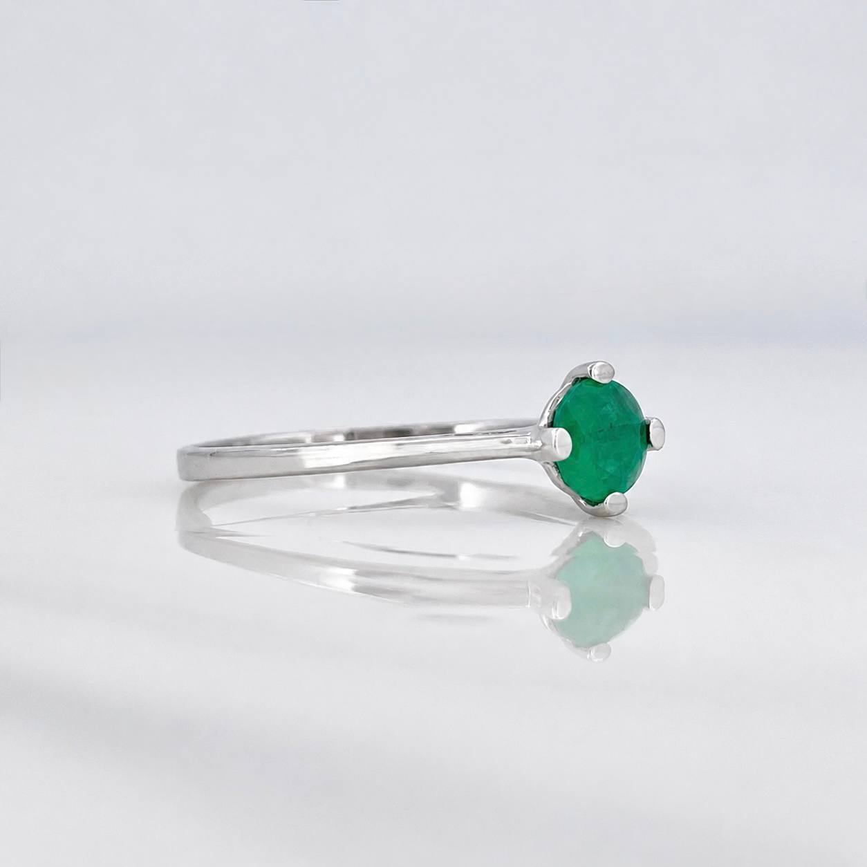 Anillo Solitario Esmeralda 50pts 1.35g / T6 1/2 Oro Blanco 18K