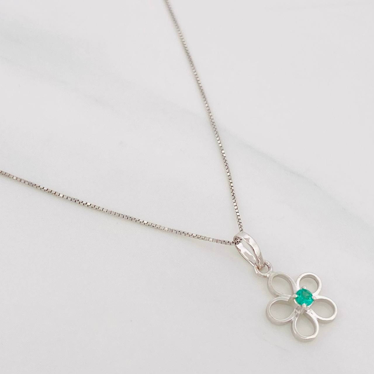 Venetian Chain Set + Flower Pendant Emerald 4pts / 1.45g / 18 in 18K White Gold