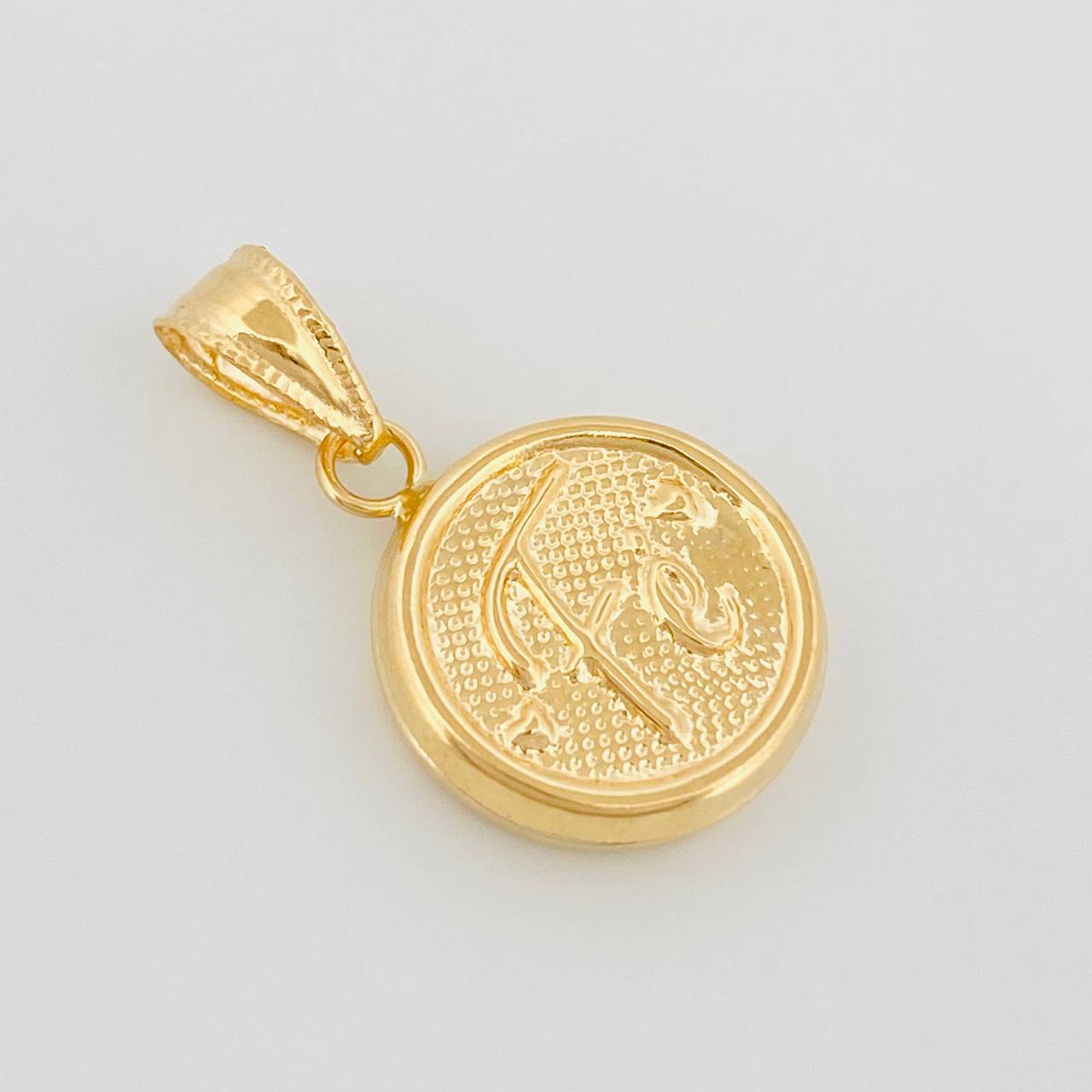 Dije Fe 0.9 g / 3/4 in Oro Amarillo 18K