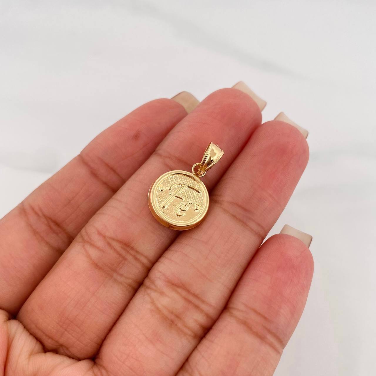 Dije Fe 0.9 g / 3/4 in Oro Amarillo 18K