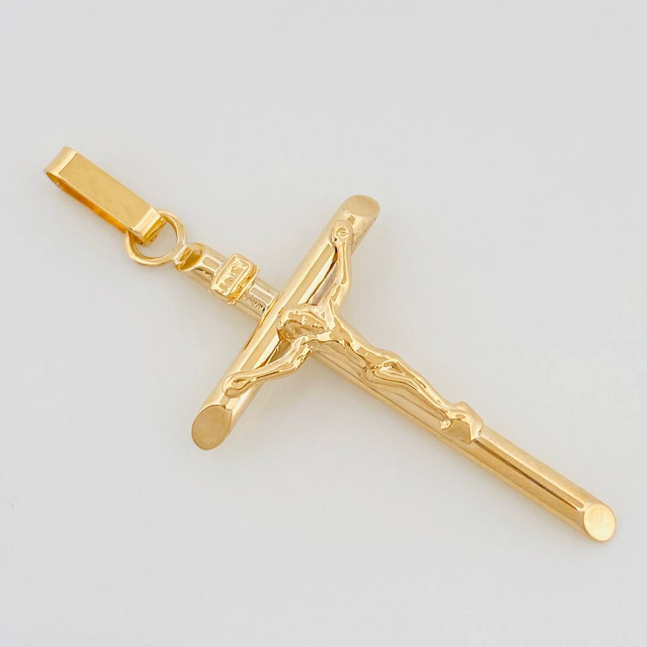 Pendant Cross Christ Flat Tips 1.2 g / 1 1/2 in 18K Yellow Gold