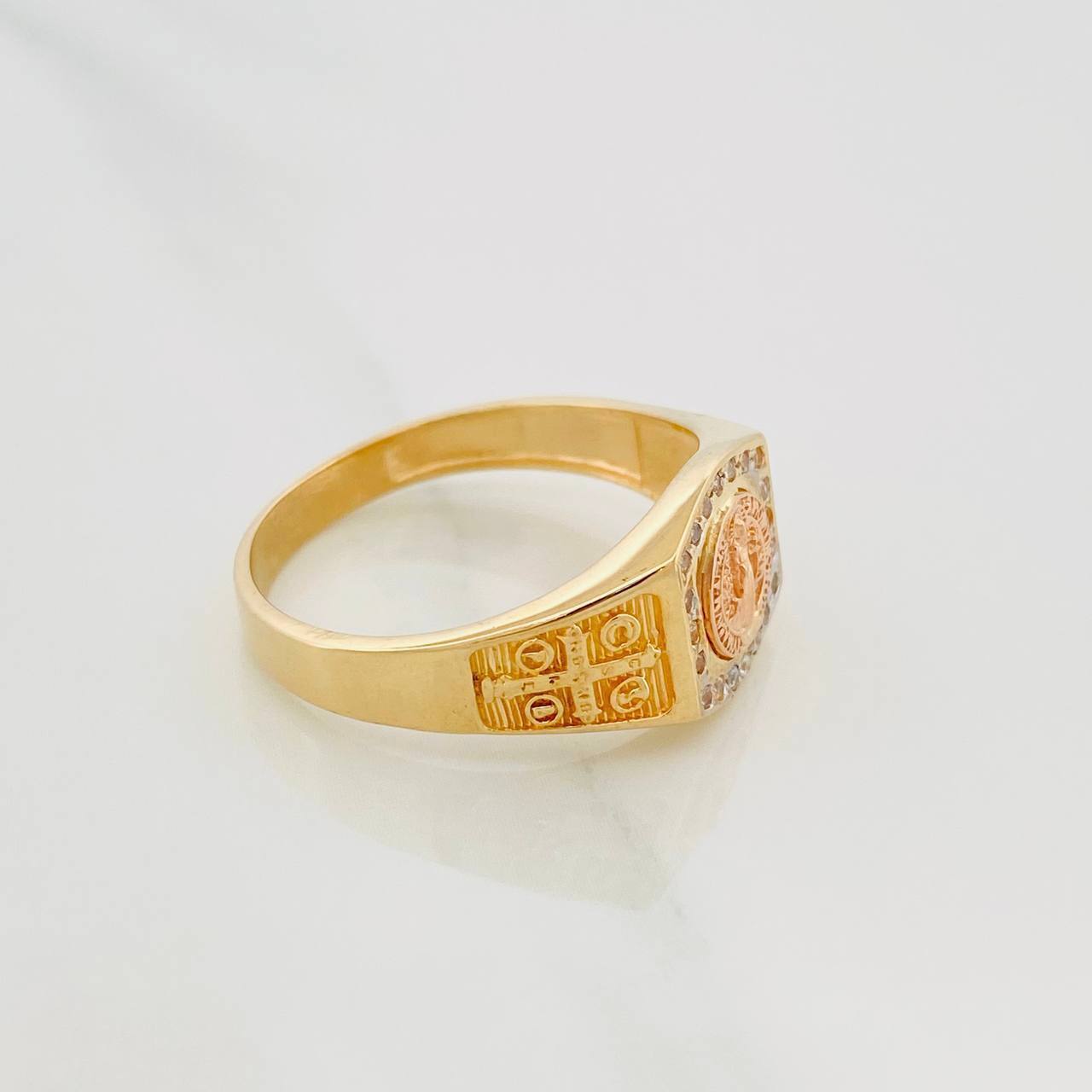 San Benito Ring 4.65 g / Size 9 3/4 Three Golds 18K