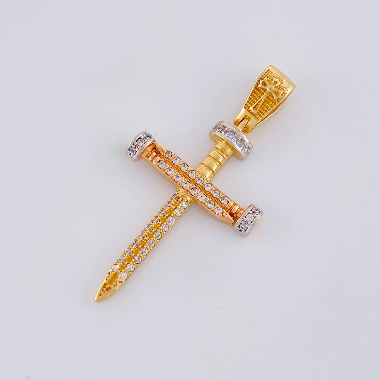 Dije Cruz Clavo 3.35g / 1 1/2 in Tres Oros 18K