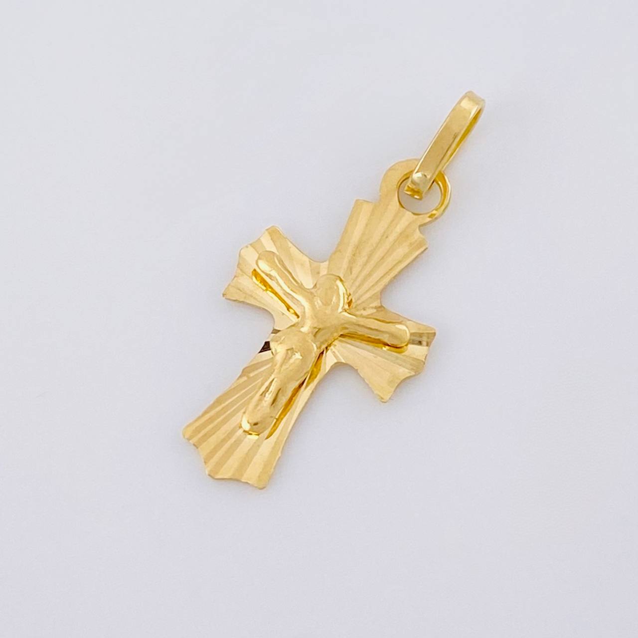 Dije Cruz Cristo Puntas Curvas 0.95g / 1 in Oro Amarillo 18K