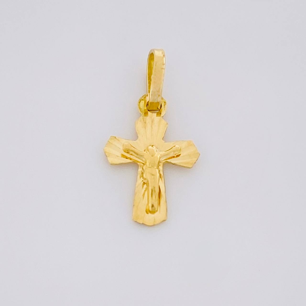 Dije Cruz Cristo Puntas Curvas 0.45g / 3/4 in Oro Amarillo 18K